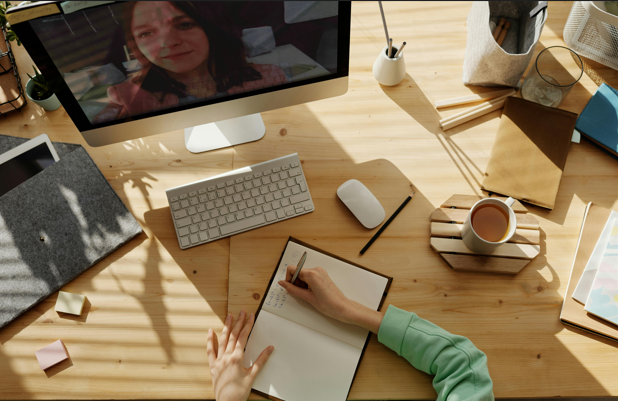 Descubra as inovações tecnológicas no ensino à distância em saúde, seus benefícios, ferramentas como IA e realidade virtual, e como elas transformam a formação profissional.