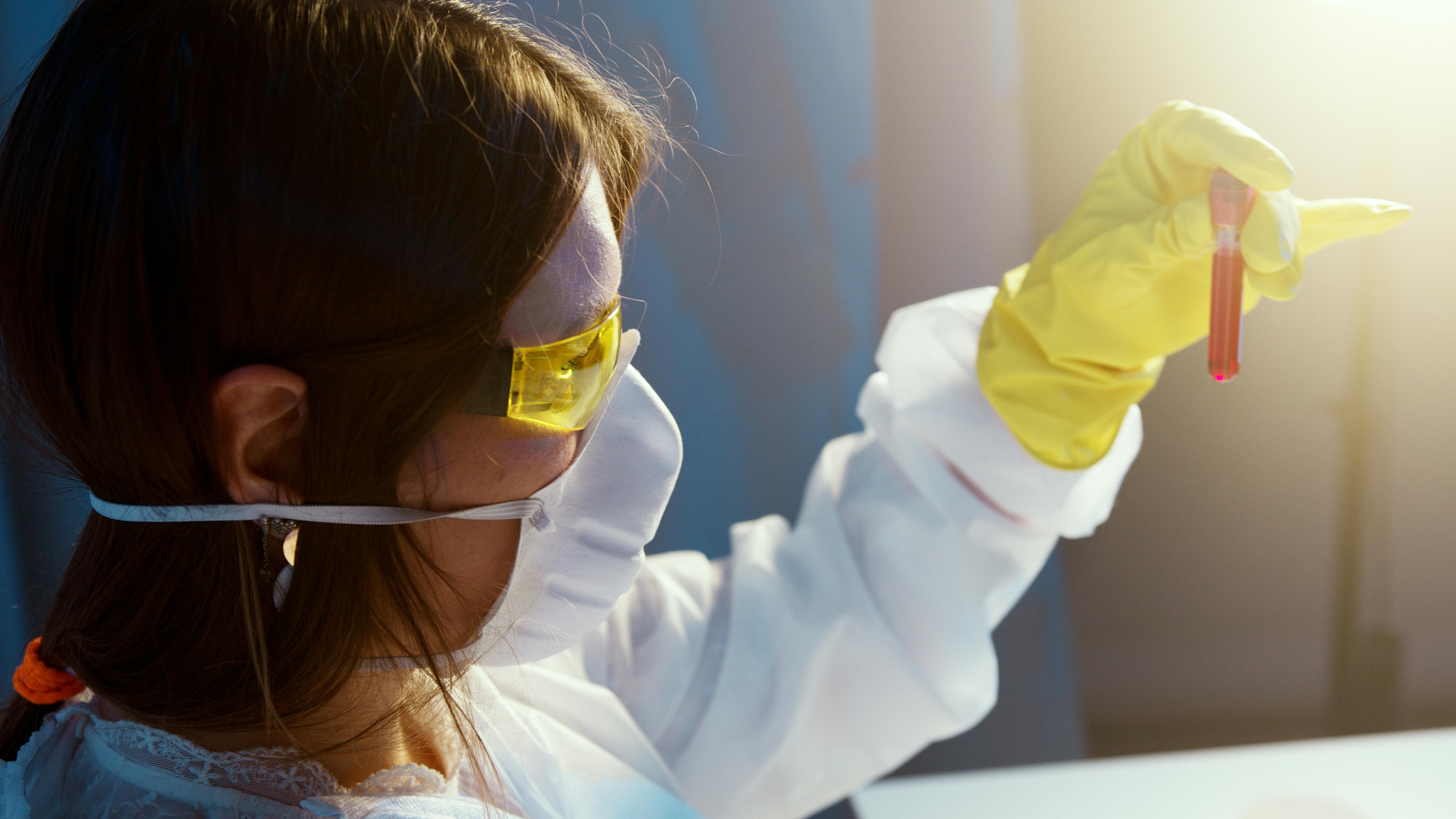 Profissional analisando gráficos e dados laboratoriais em tela