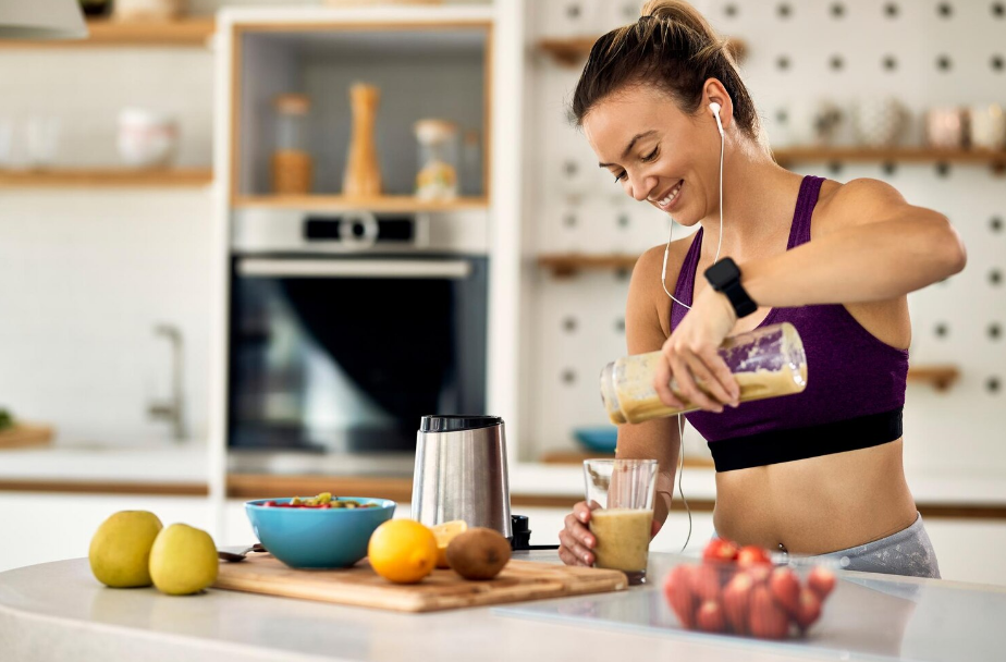 Bebida nutritiva pós-treino ao lado de frutas