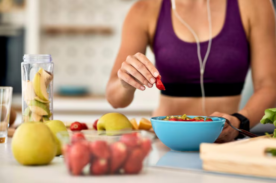 Café da manhã balanceado com frutas, grãos e bebida leve