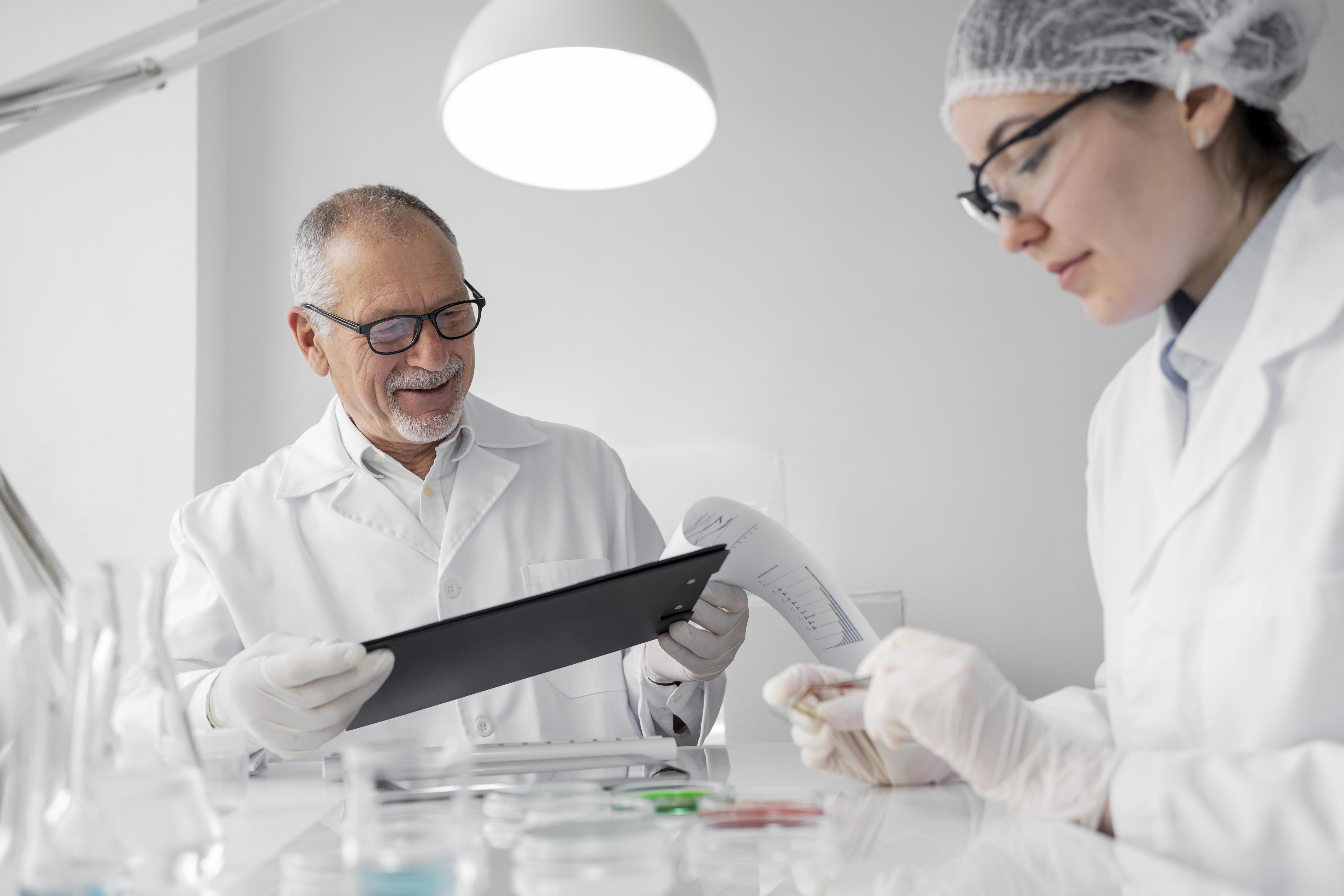 Equipe de laboratório colaborando na bancada com amostras