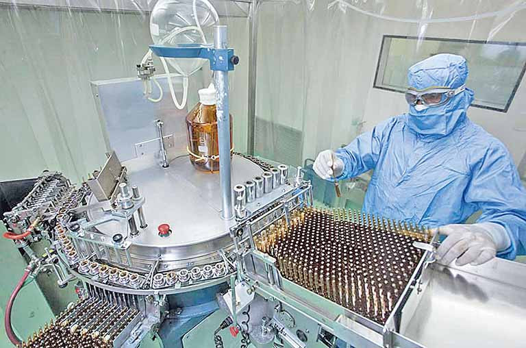 Close detalhado do processo de fabricação de medicamentos, mostrando cápsulas em esteira e inspeção de qualidade.