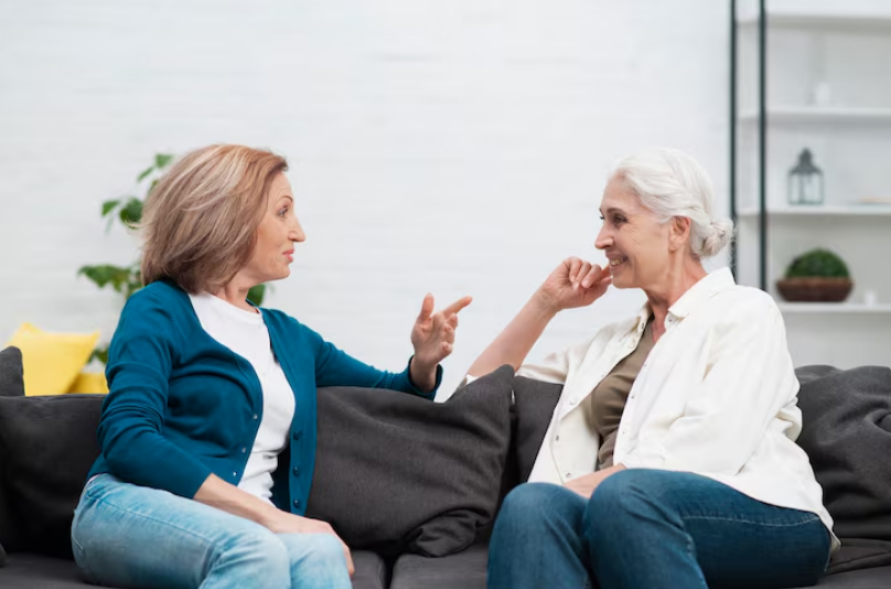 Profissional dialogando com pessoa idosa sobre saúde mental