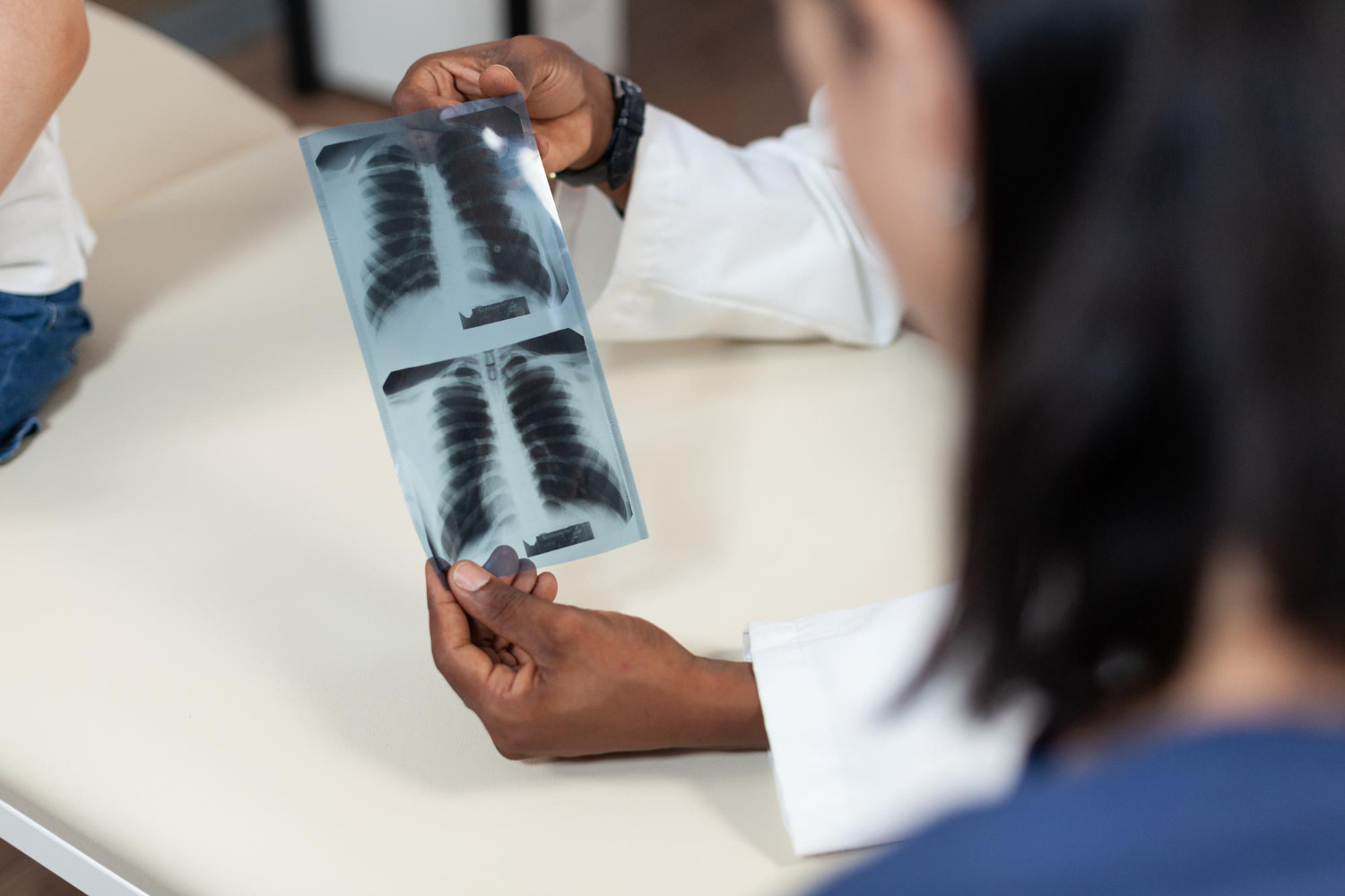 Profissional de saúde explicando uma radiografia