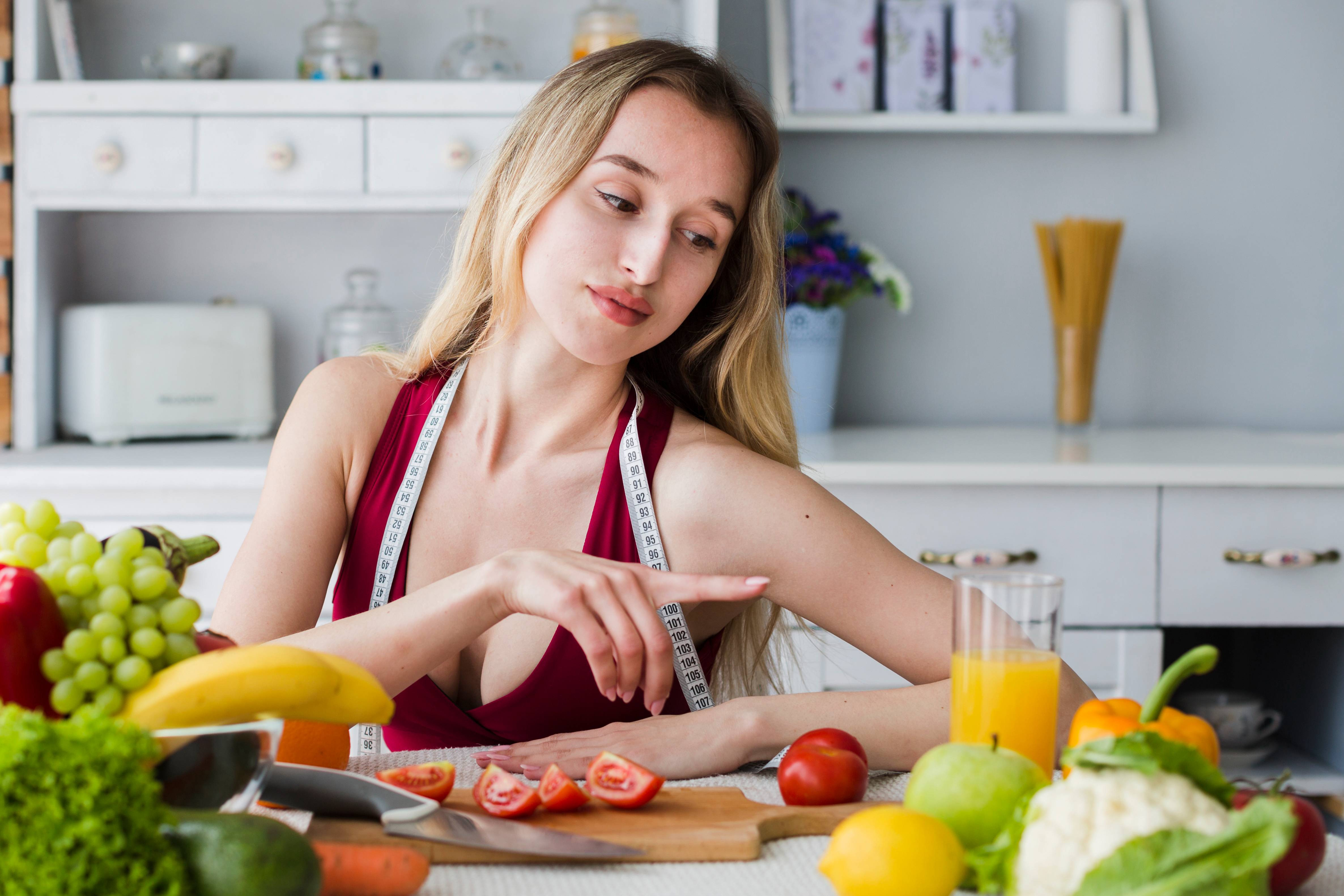 Pessoa utilizando aplicativo de saúde com alimentos e rotina de exercícios