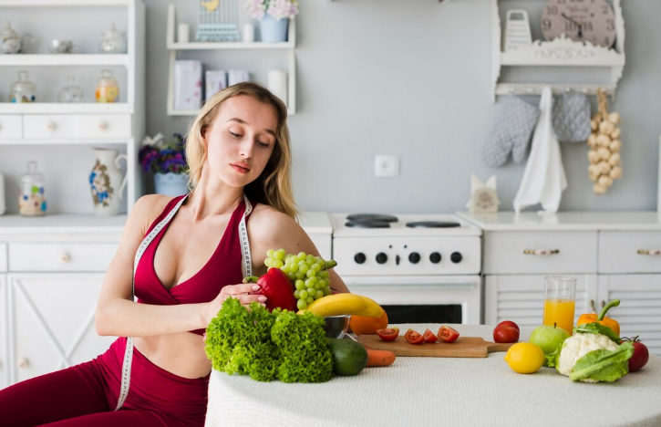 Mesa com alimentos ricos em antioxidantes e suplementos organizados