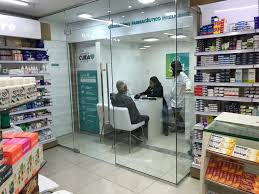 Farmacêutico prestando consultoria a um paciente, revisando a farmacoterapia e esclarecendo dúvidas sobre medicamentos.