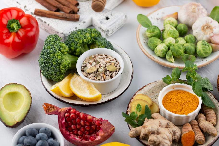 Mesa com alimentos variados e saudáveis, ilustrando base nutricional para função neuromuscular