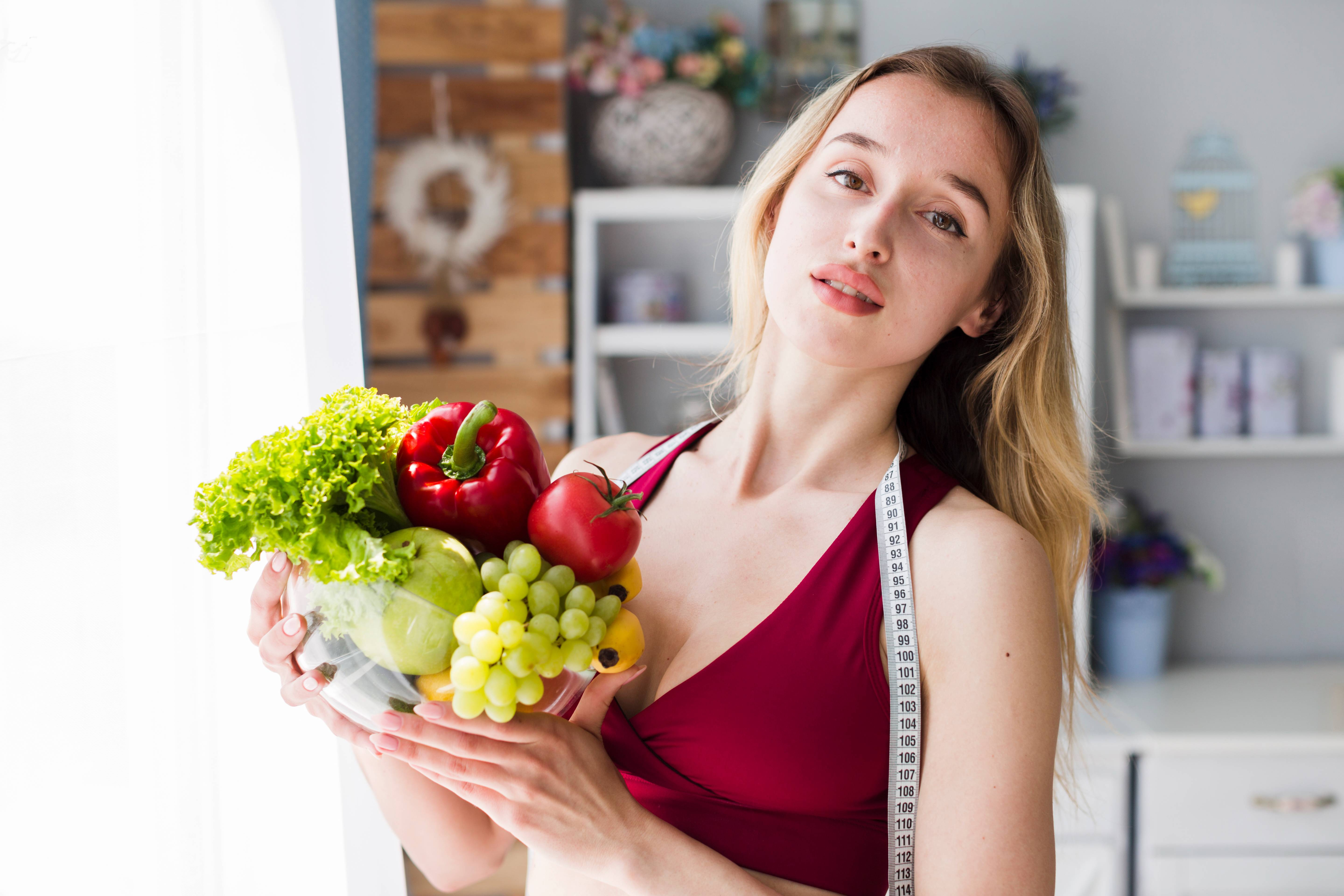 Profissional de nutrição analisando frutas e cosméticos sobre uma mesa