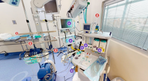 Sala de simulação hospitalar equipada com monitores, respiradores e materiais cirúrgicos, utilizada para treinamento com realidade virtual.