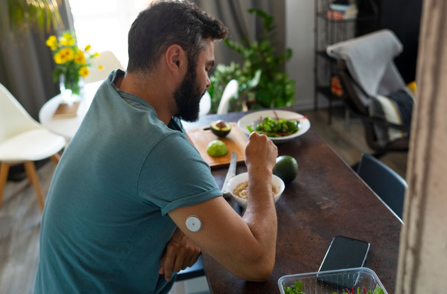 Prato com refeição equilibrada representando rotina alimentar saudável