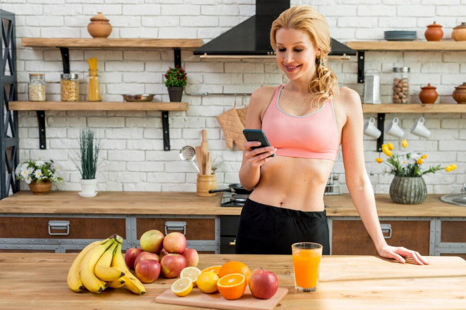 Rotina fitness com hidratação e alimentação balanceada