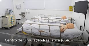 Centro de Simulação Realística da São Camilo com dois leitos, manequins de alta fidelidade e equipamentos médicos para treinamento prático.