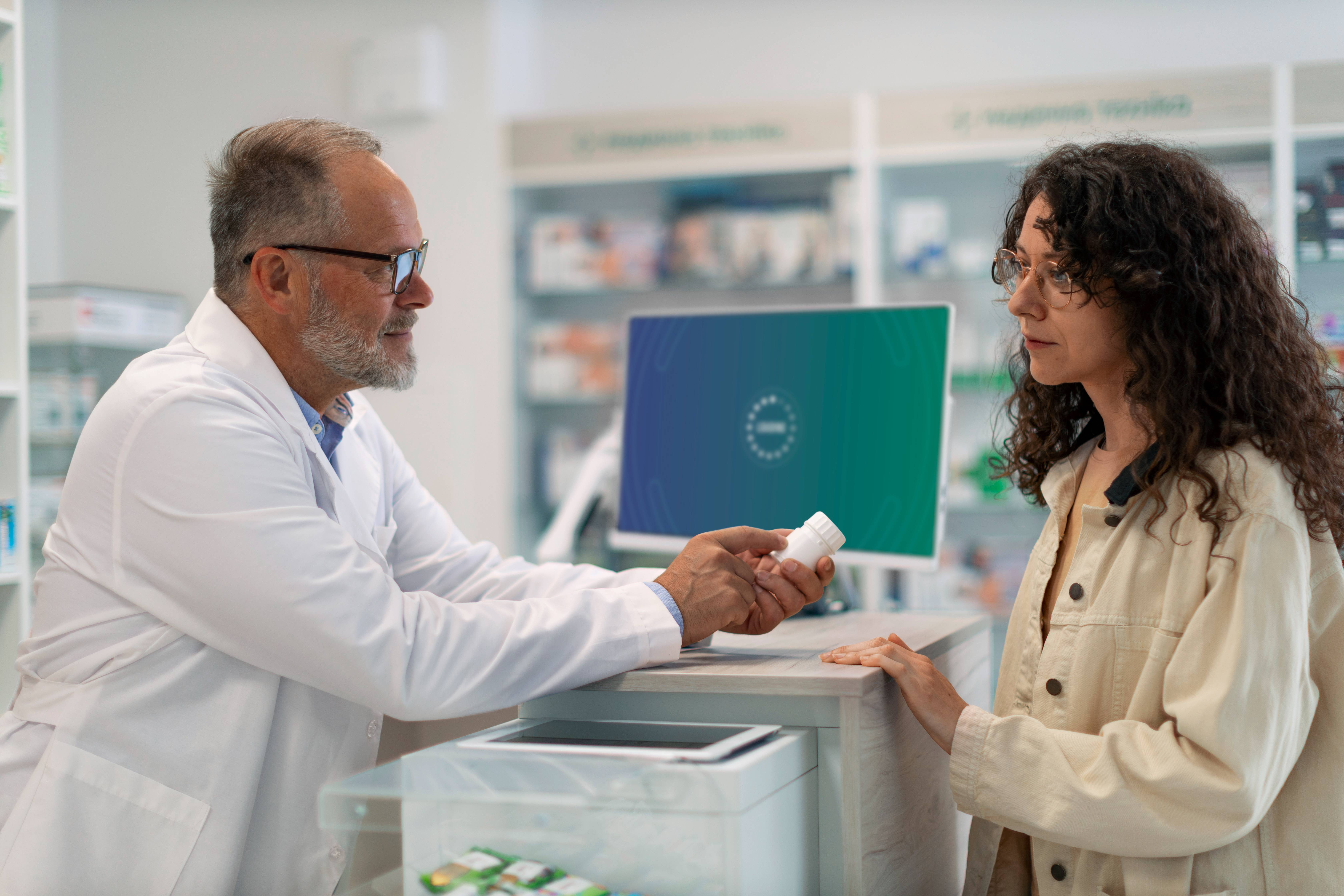 Profissional farmacêutico usando computador em bancada de trabalho