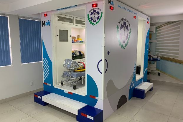 Estrutura física de simulador de atendimento em ambulância da Similab, com interior visível contendo maca, cobertores e equipamentos médicos.