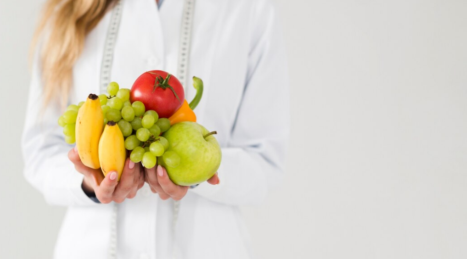 Nutricionista avaliando produtos naturais e rótulos em prateleira