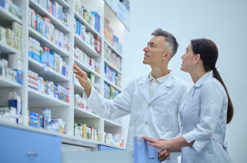 Sistema automatizado e profissional farmacêutico organizando medicamentos