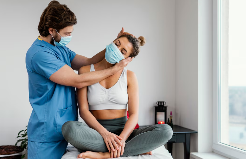 Fisioterapeuta analisando dados digitais em tela enquanto acompanha paciente em exercício