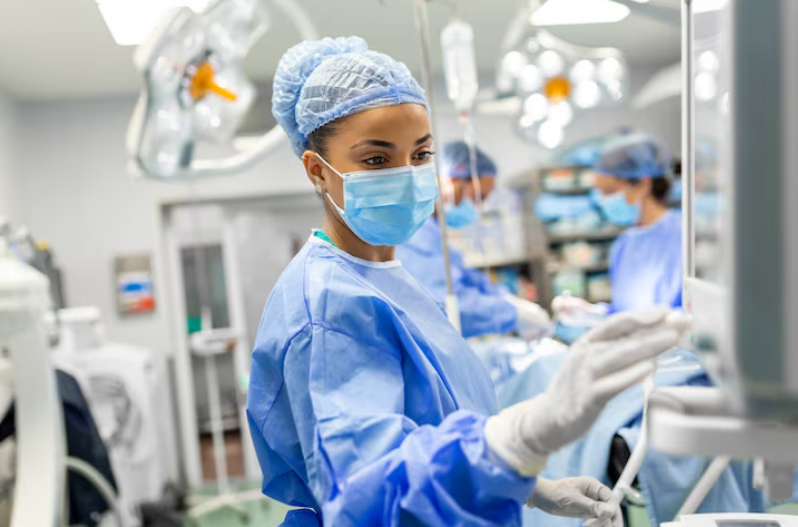 Profissional de enfermagem analisando dados em tela digital