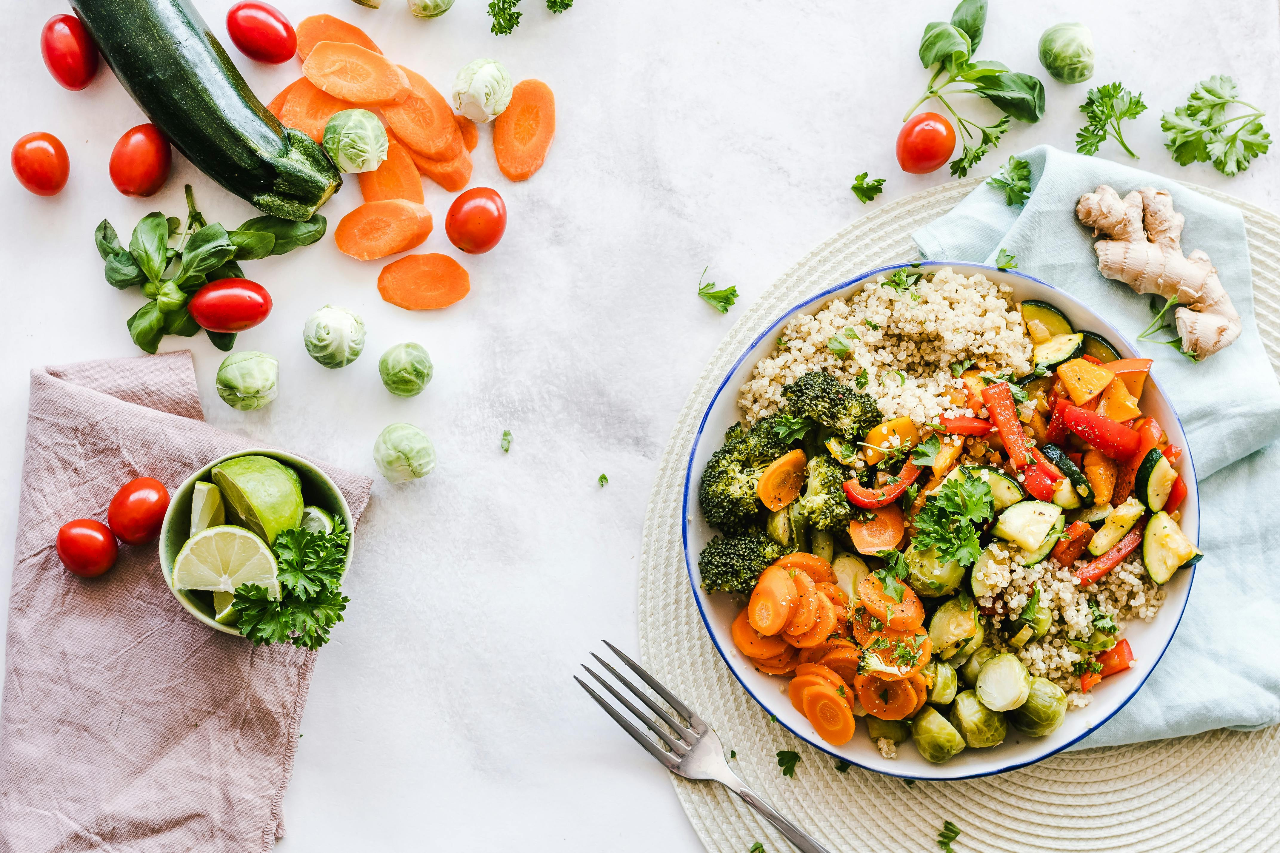 Nutricionistas destacam a importância da disciplina no mundo fitness, aliando uma alimentação equilibrada a treinos eficazes. A imagem reflete essa abordagem com um prato nutritivo de quinoa e vegetais frescos, reforçando a necessidade de escolhas saudáveis para desempenho e bem-estar.