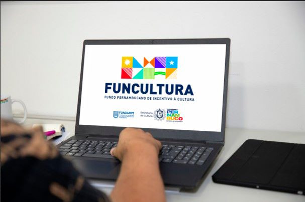 Produtores culturais em evento apoiado pelo Funcultura, promovendo arte e cultura regional