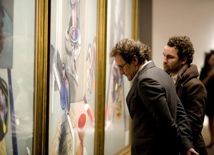 Crítico de arte analisando uma obra em exposição
