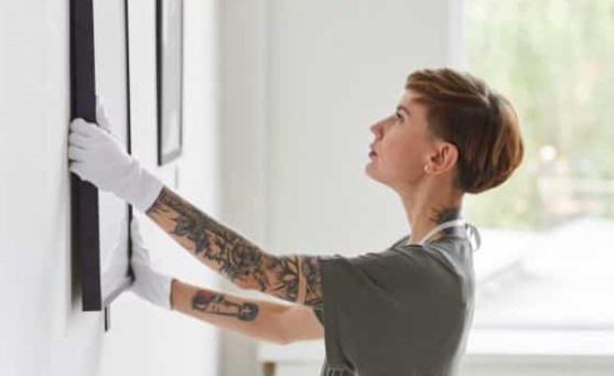 Fotografia ilustrativa de um curador de arte observando uma obra em exposição