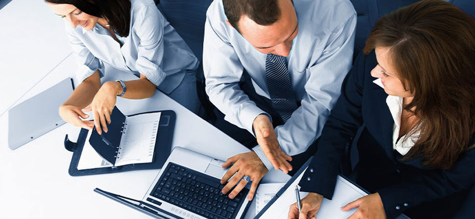 Profissional da área de Secretariado Executivo em ambiente corporativo.
