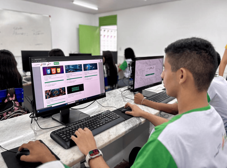 Alunos do ensino básico aprendendo sobre inteligência artificial com apoio de recursos digitais em sala de aula.