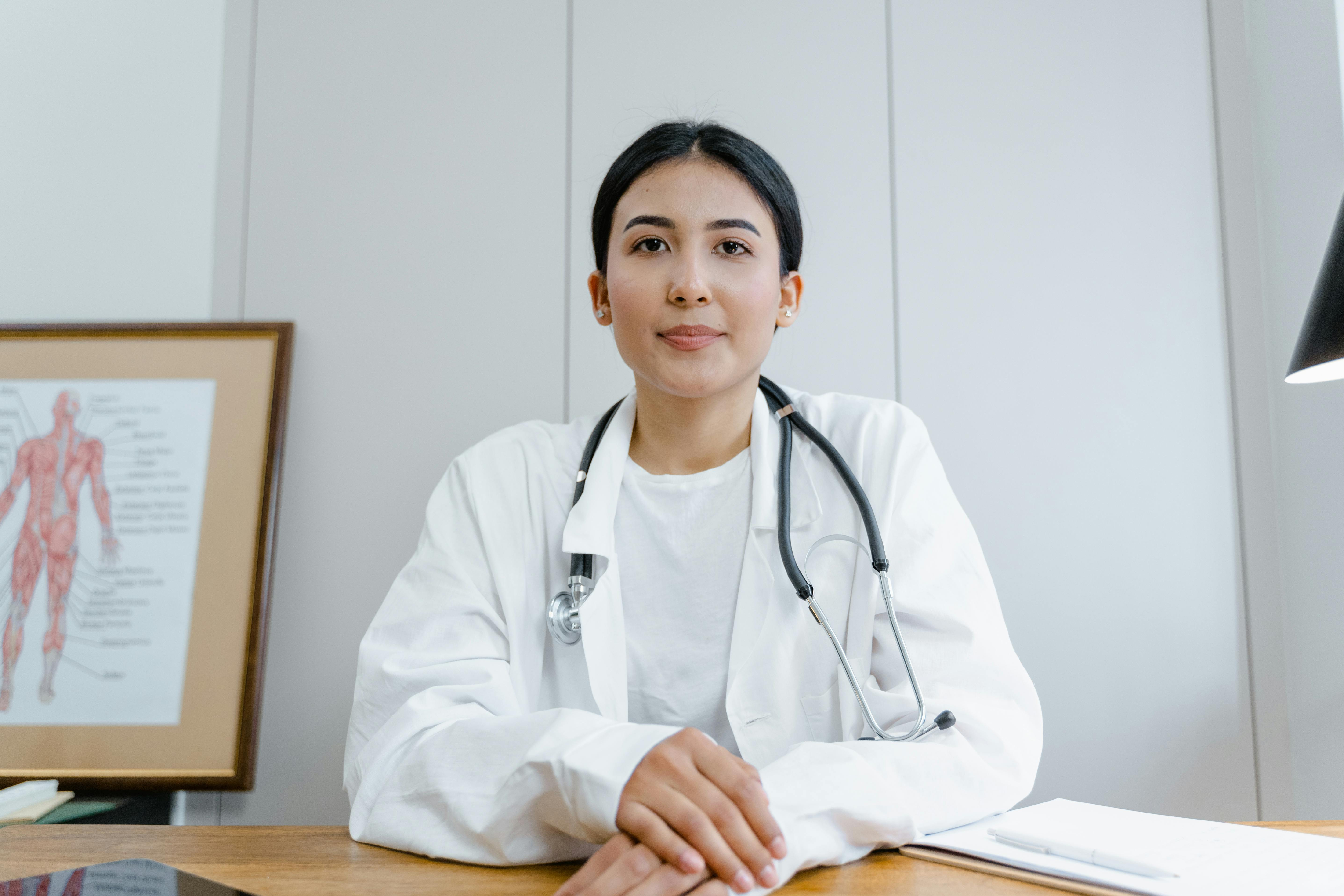 Médica nefrologista da área da saúde, com jaleco