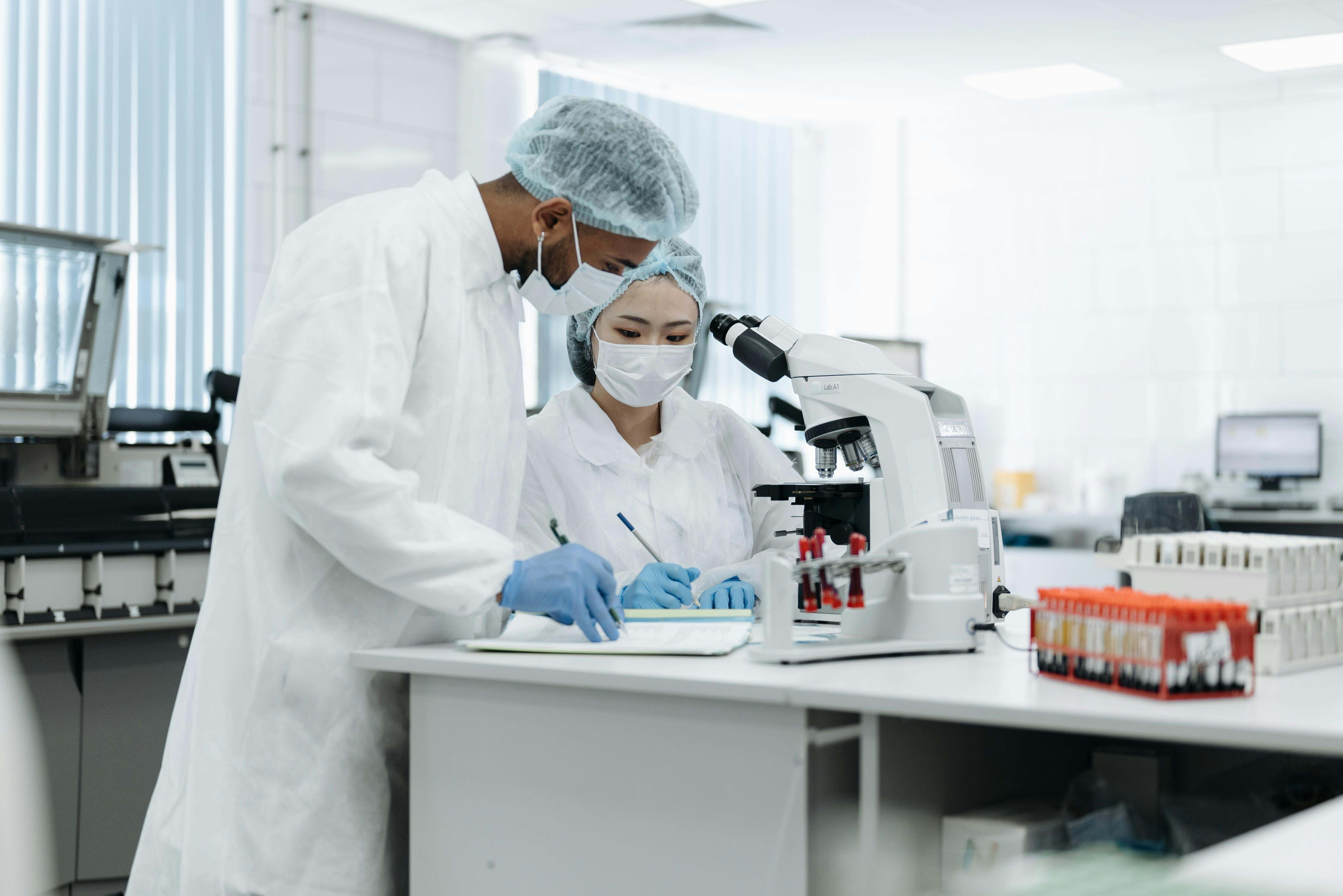 Entenda como os biossensores revolucionam a biotecnologia, desde diagnósticos rápidos até terapias de precisão e monitoramento ambiental.