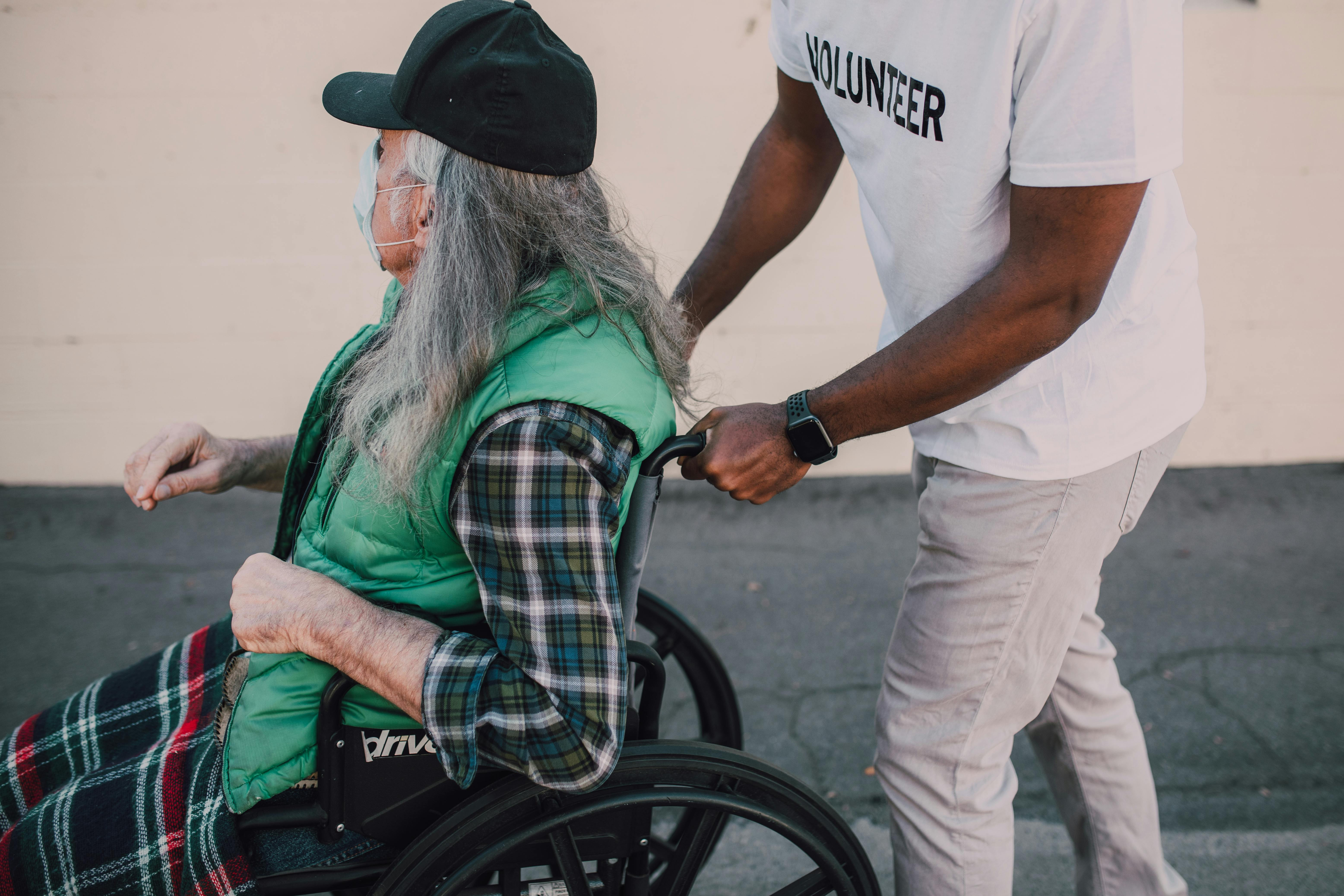 Entenda como o voluntariado humaniza hospitais, melhora a saúde mental, reduz conflitos e fortalece laços entre pacientes, famílias e equipes.