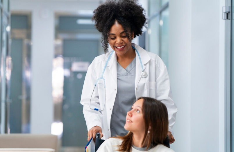 Profissional de saúde oferecendo suporte ativo a paciente durante o percurso assistencial