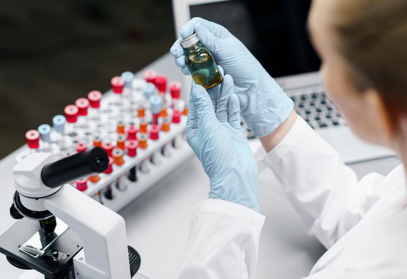 Profissional analisando amostras em laboratório para produção de biofármacos