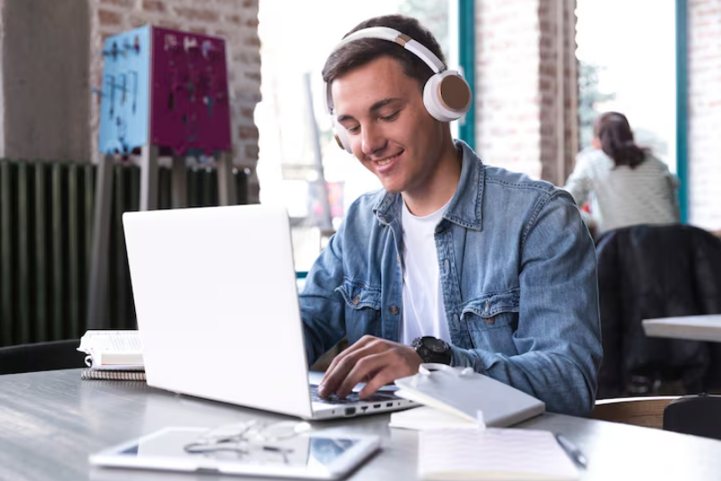 Professor e alunos interagindo em ambiente virtual de aprendizagem