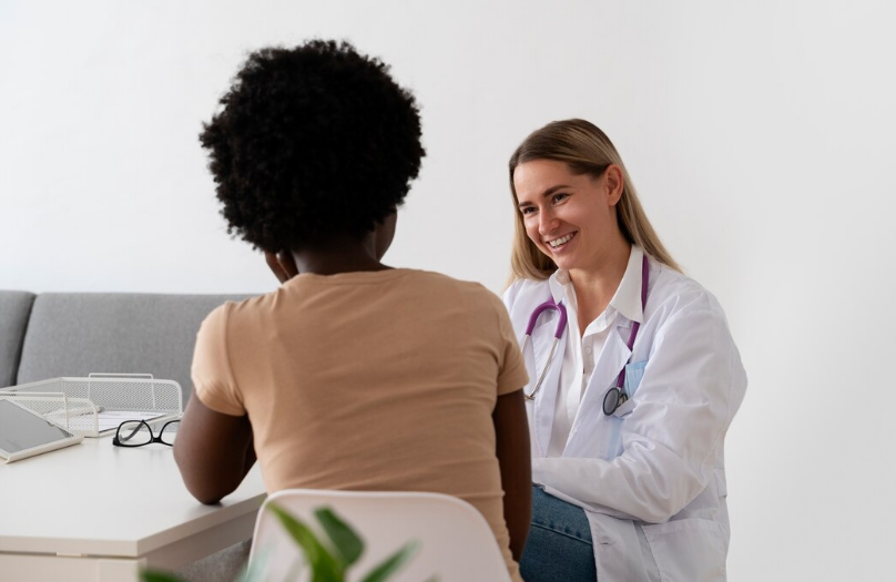 Equipe de saúde realizando atendimento humanizado na jornada do paciente