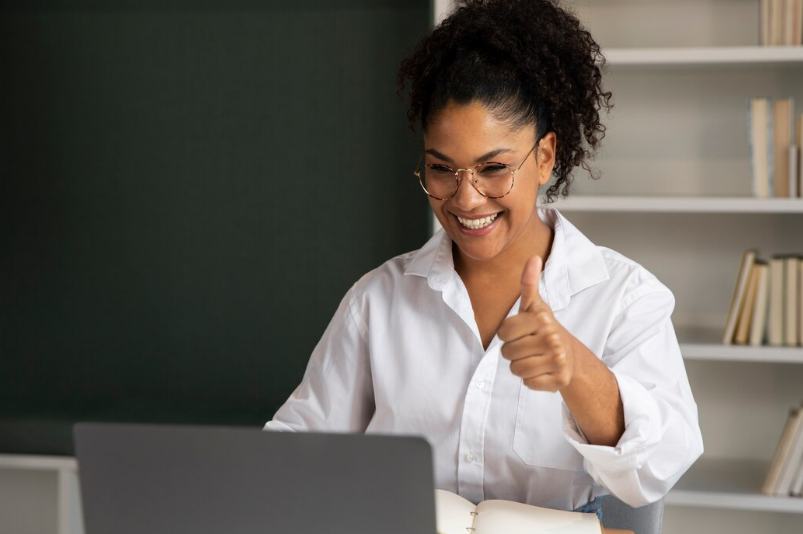 Interface de ambiente virtual com indicadores de acesso e participação dos alunos