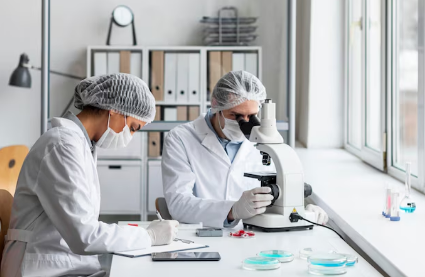 Cientista analisando cultura microbiana em ambiente de pesquisa clínica