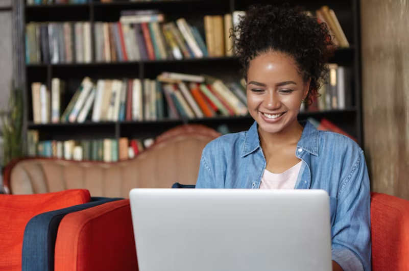 Estudantes interagindo em encontro virtual em grupo