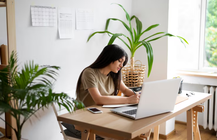 Estação de trabalho organizada em home office, com cadeira e monitor