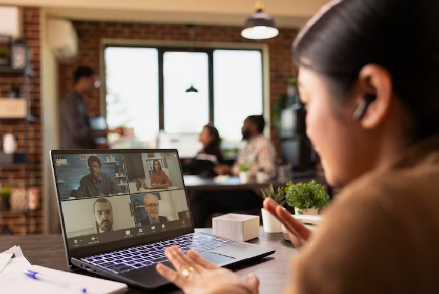 Equipe conectada por videoconferência e ferramentas digitais