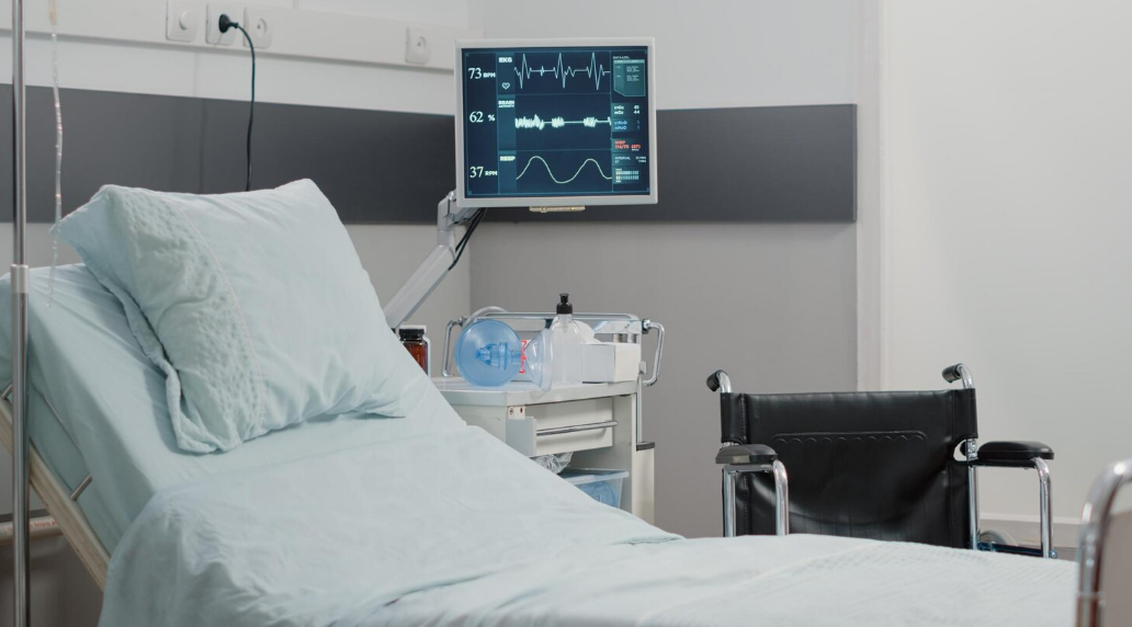 Leito hospitalar vazio simbolizando impacto das doenças graves na rede de saúde