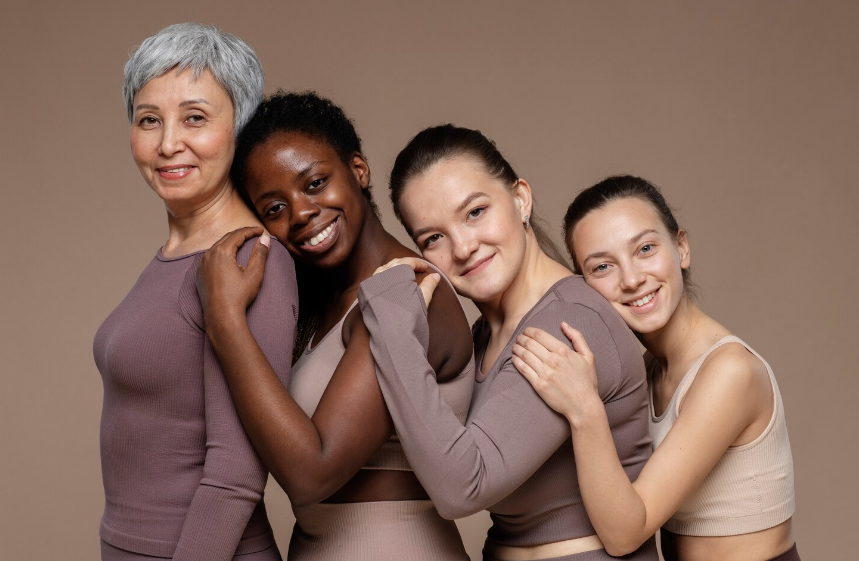 Duas mulheres consultam informações de saúde e seguram cartões do plano, simbolizando acesso e cuidado