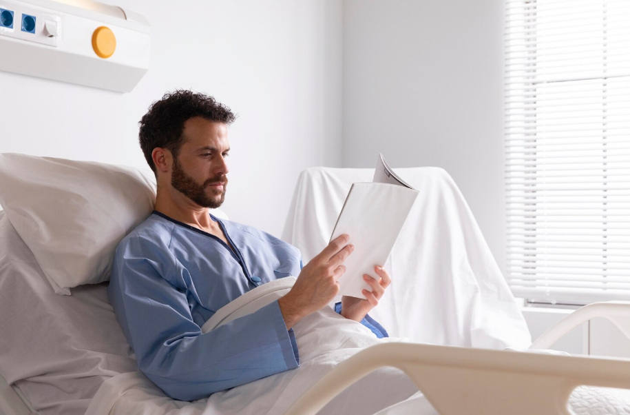 Paciente oncológico em recuperação lendo material informativo no hospital
