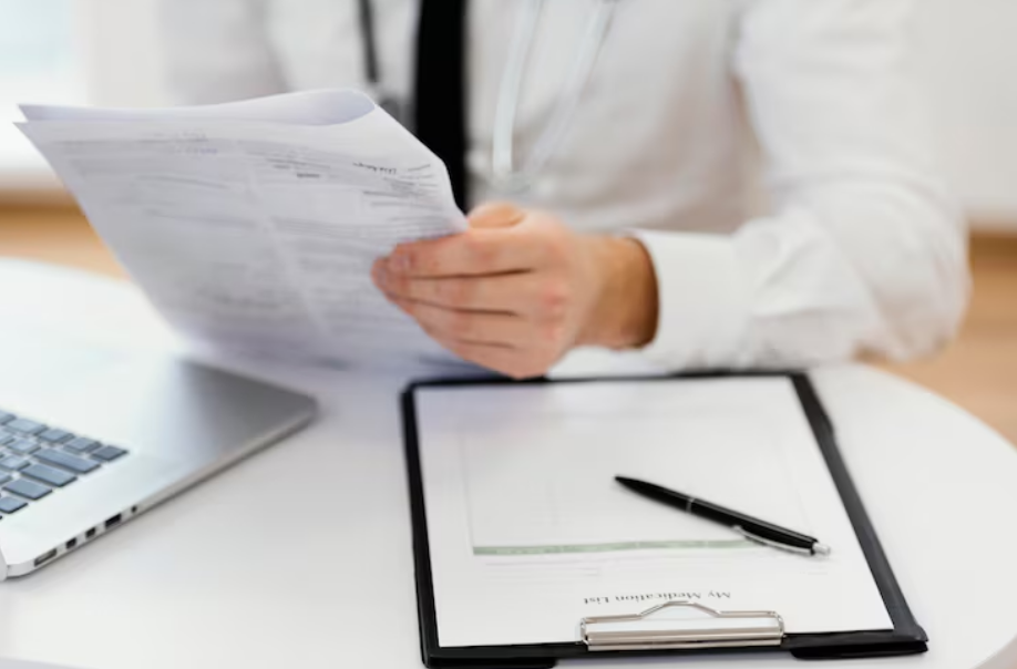 Profissional analisando com responsabilidade dados de prescrição em ambiente clínico