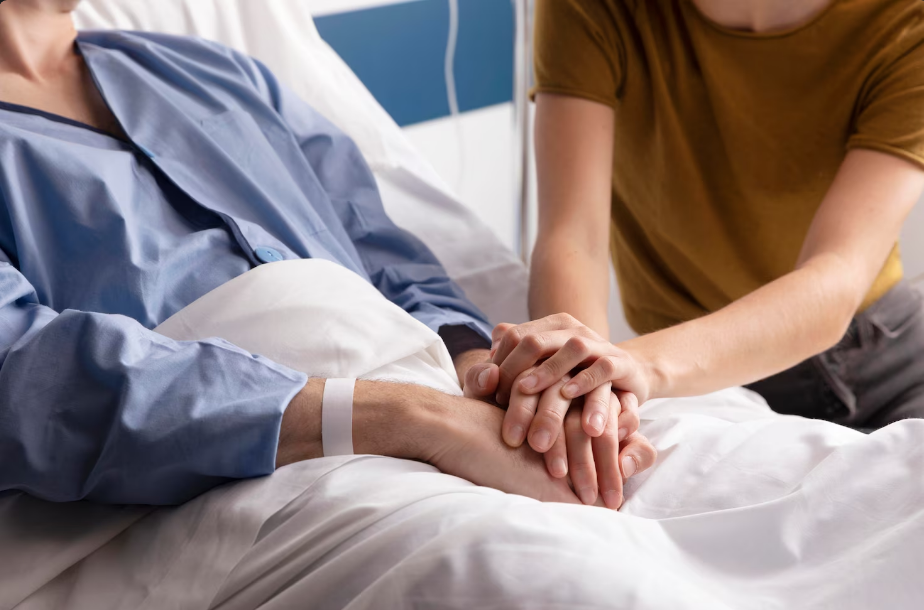 Profissional oferece apoio a paciente oncológico durante o tratamento hospitalar