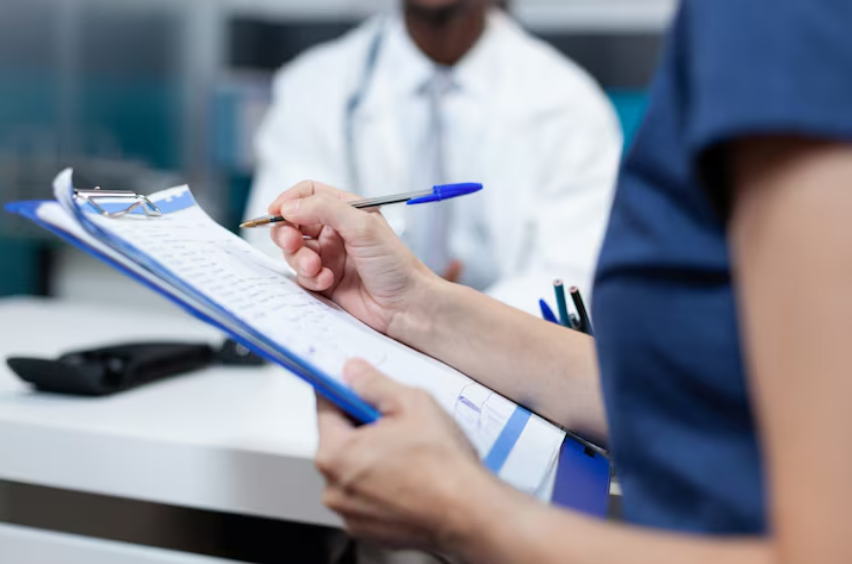 Profissional registra histórico de saúde feminina em prontuário digital