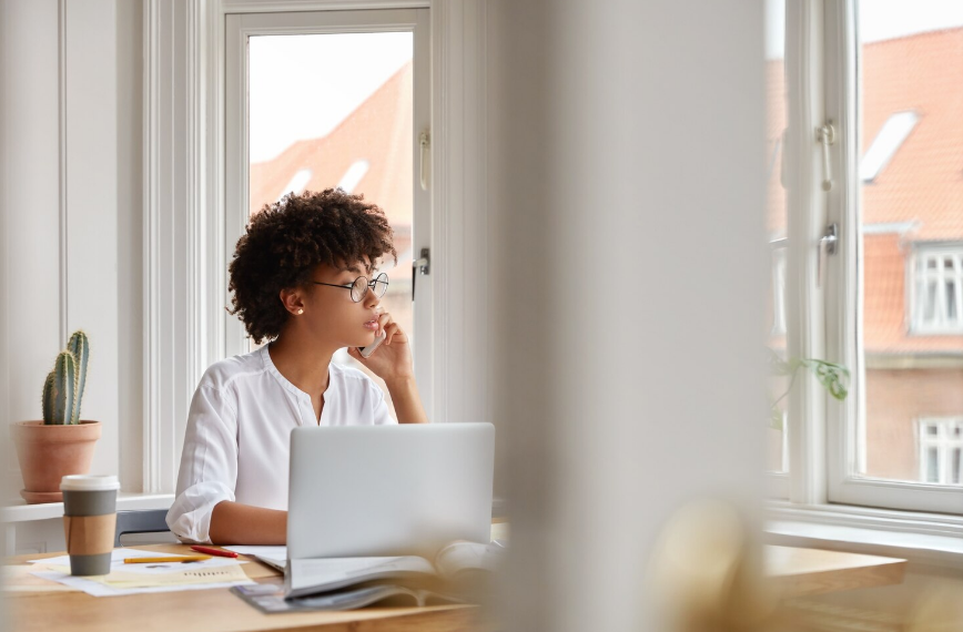 Rotina produtiva em home office com agenda e checklist