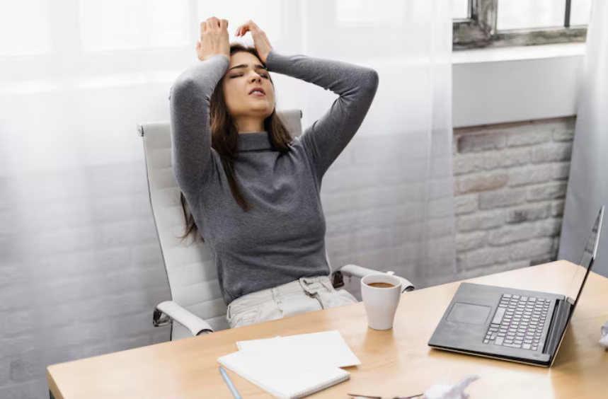 Profissional com sinais de sobrecarga emocional e fadiga no trabalho