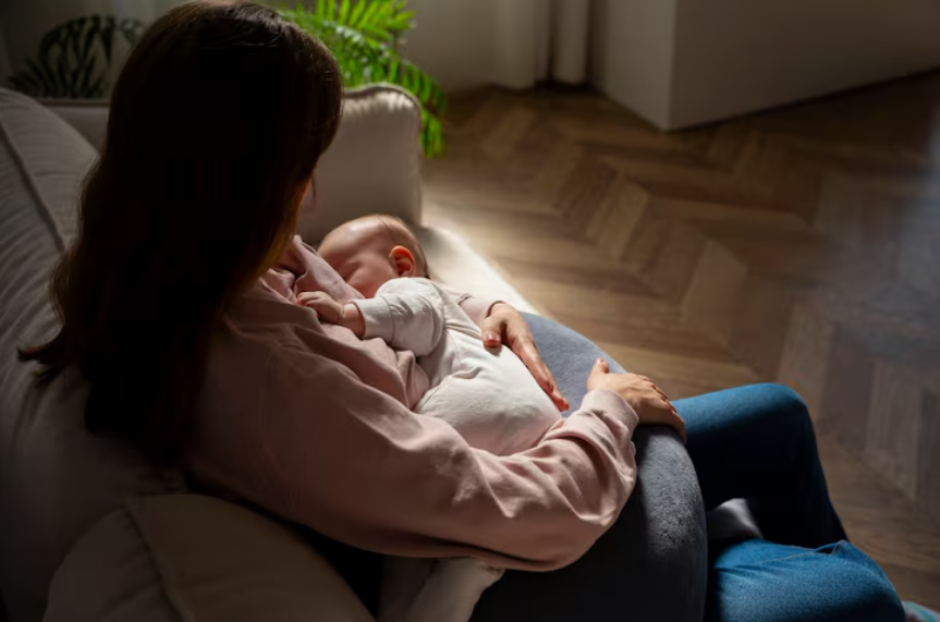 Vínculo e acolhimento na amamentação Mãe amamentando com apoio emocional, ilustrando vínculo materno-infantil